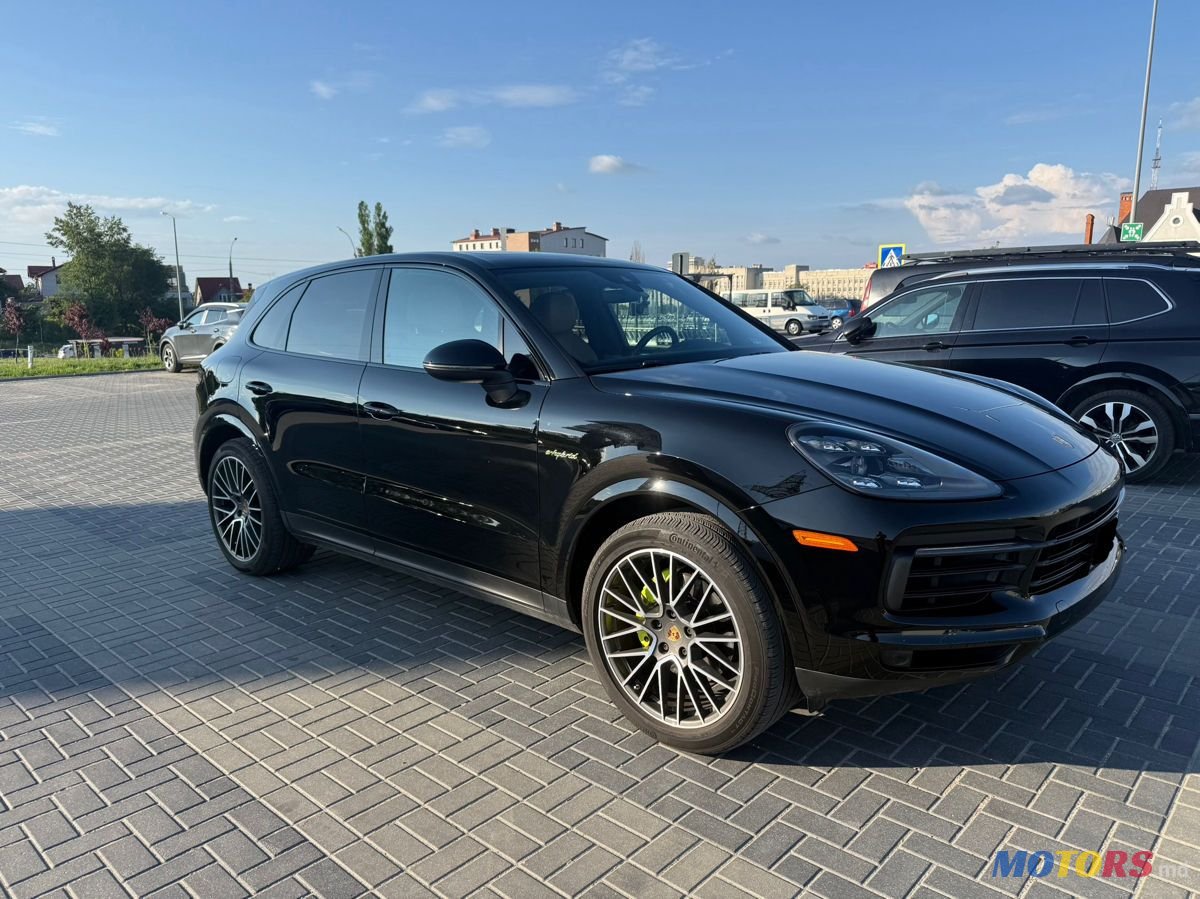 2021' Porsche Cayenne photo #2