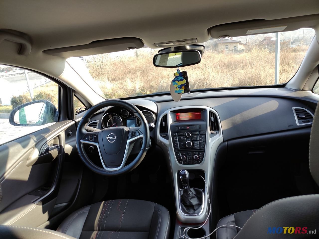 2012' Opel Astra photo #6