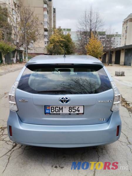 2013' Toyota Prius v photo #3