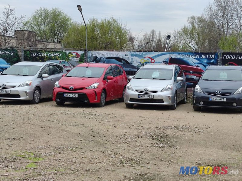 2014' Toyota Prius v photo #1