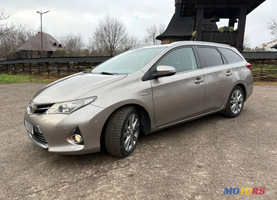 2013' Toyota Auris photo #1