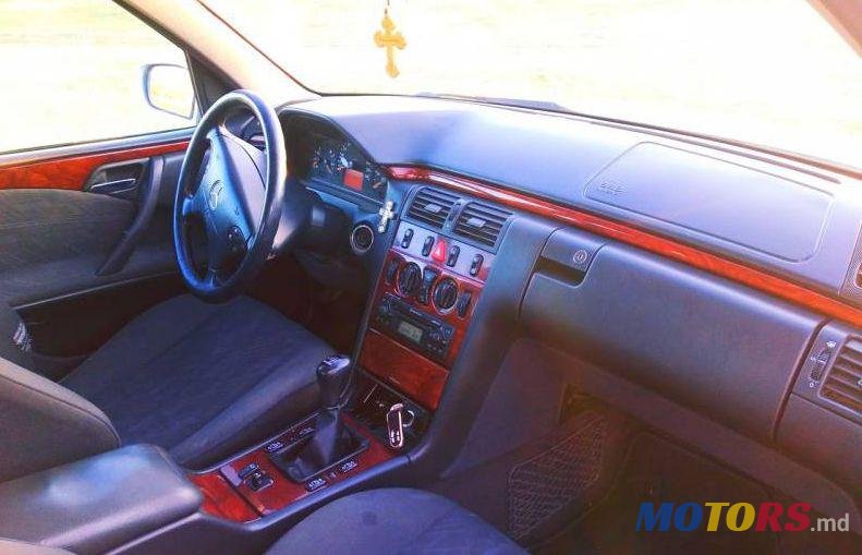 2000' Mercedes-Benz E photo #1