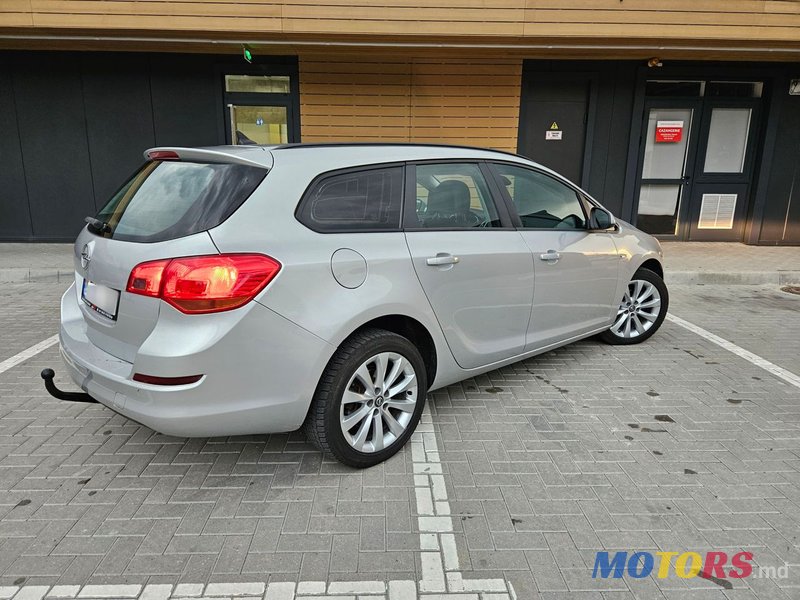 2011' Opel Astra photo #2