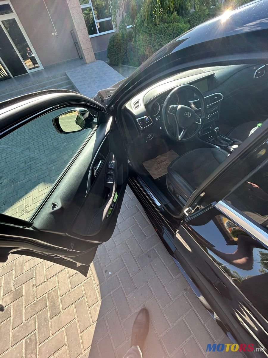 2016' Infiniti Q30 photo #2