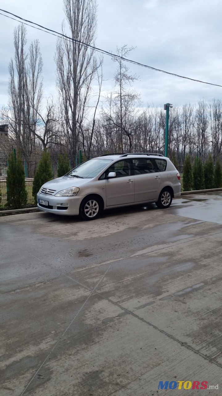 2005' Toyota Avensis Verso photo #1