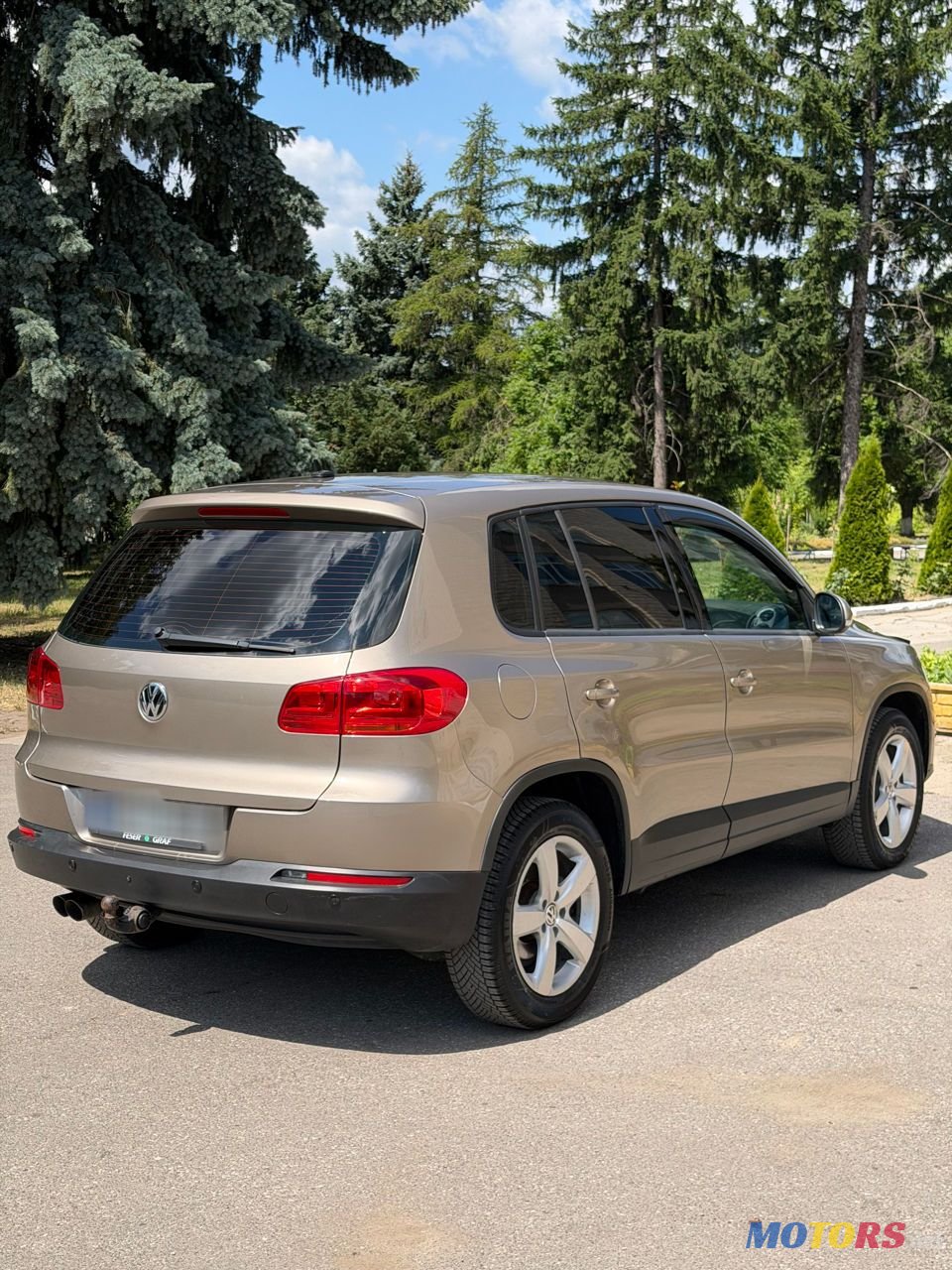 2011' Volkswagen Tiguan photo #4