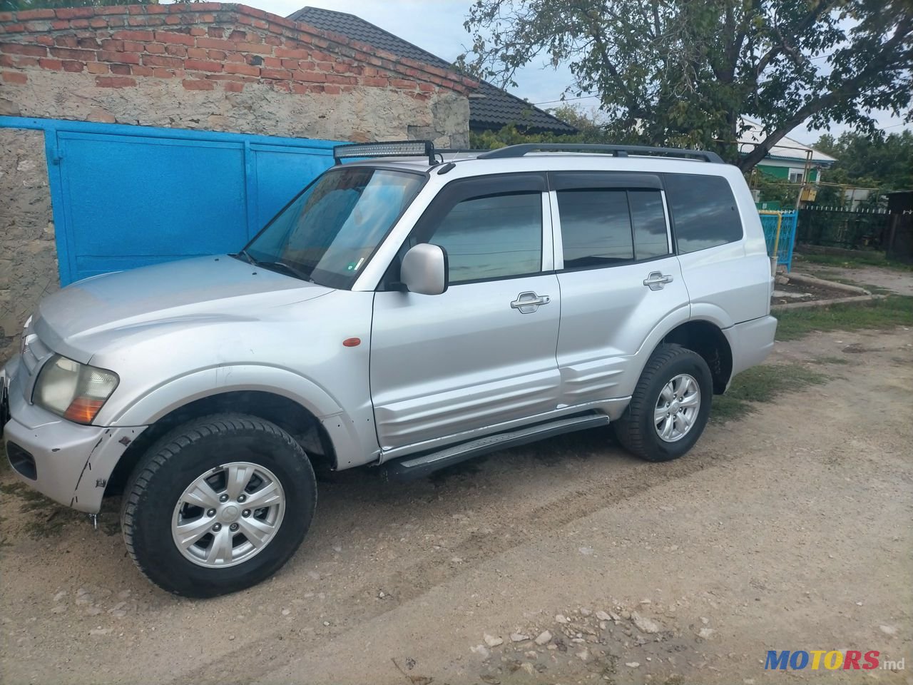 2002' Mitsubishi Pajero photo #1