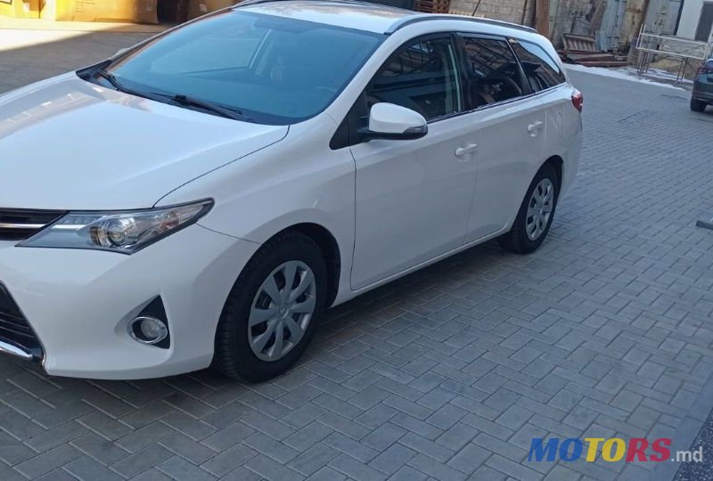 2013' Toyota Auris photo #2