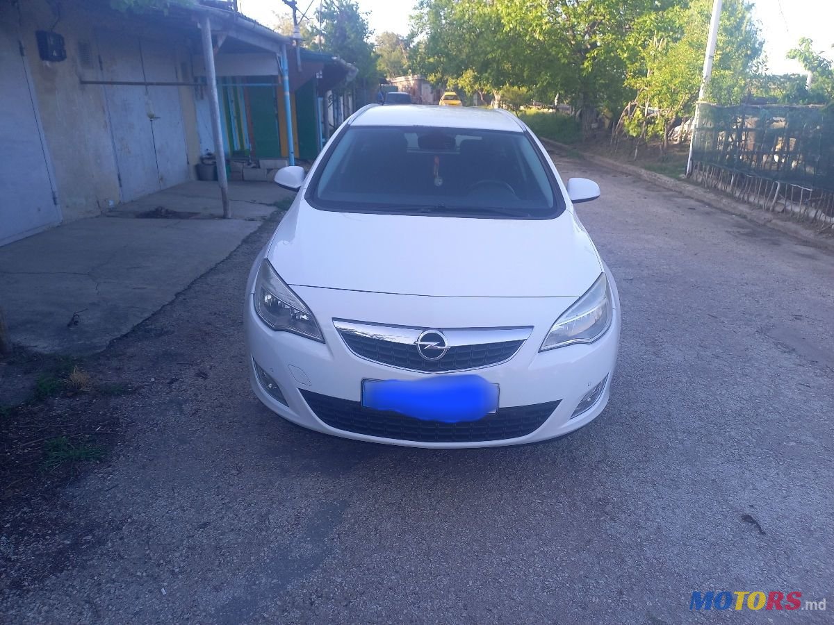 2011' Opel Astra photo #1