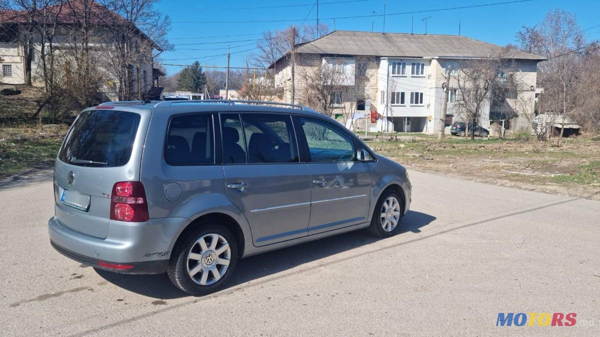 2009' Volkswagen Touran photo #2