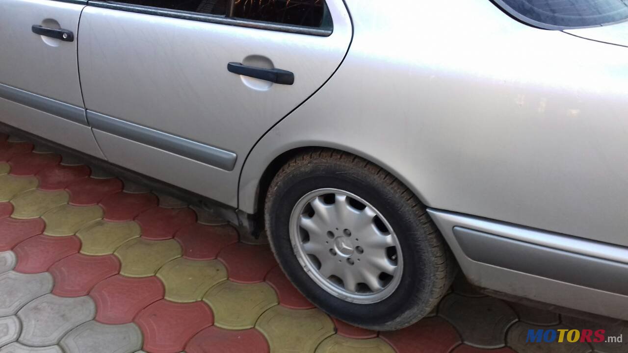 1998' Mercedes-Benz 220E photo #2