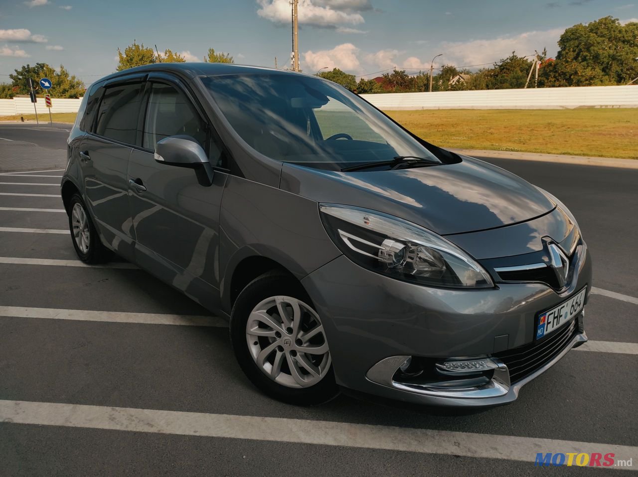 2013' Renault Scenic photo #1