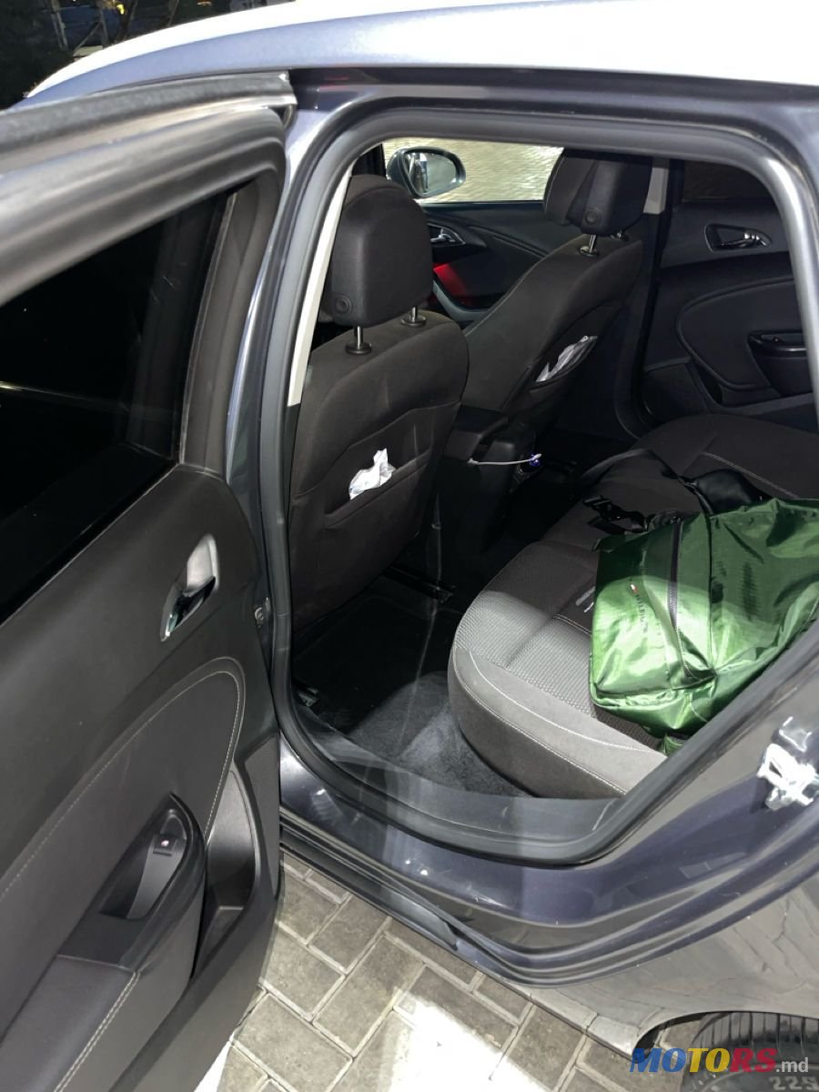 2011' Opel Astra photo #6