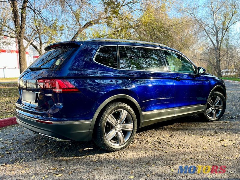 2020' Volkswagen Tiguan photo #3