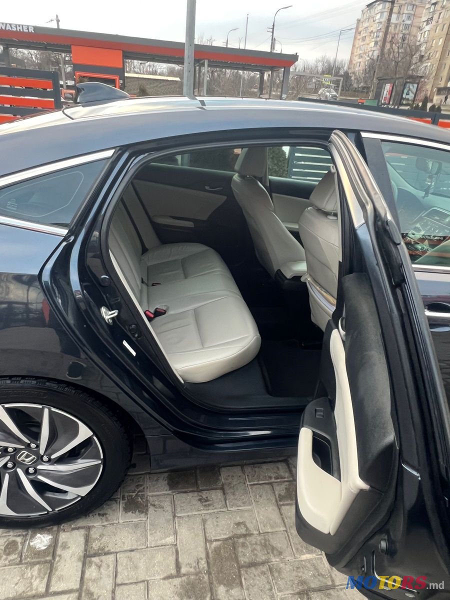 2018' Honda Insight photo #3