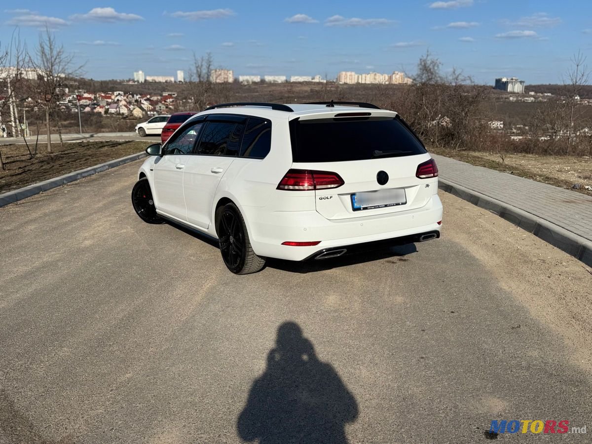 2019' Volkswagen Golf photo #5