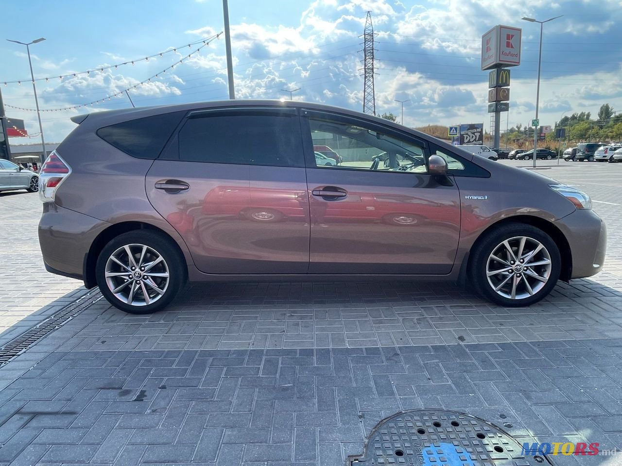 2016' Toyota Prius v photo #4