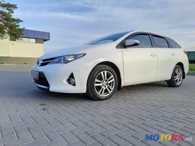 2013' Toyota Auris photo #2