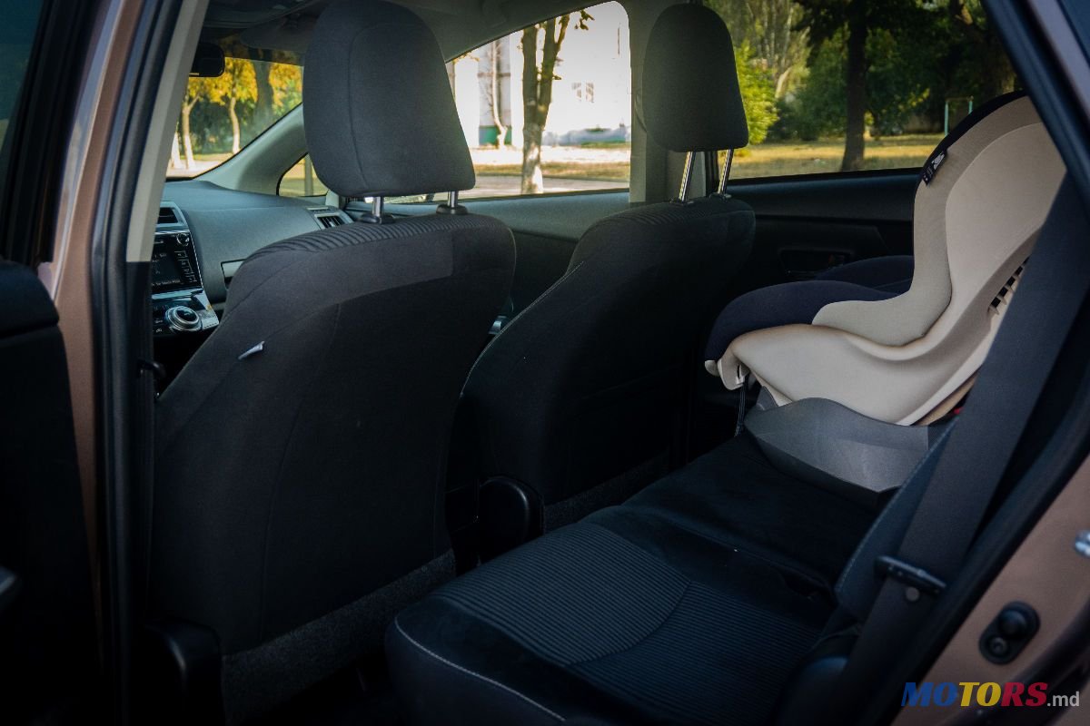 2017' Toyota Prius v photo #6