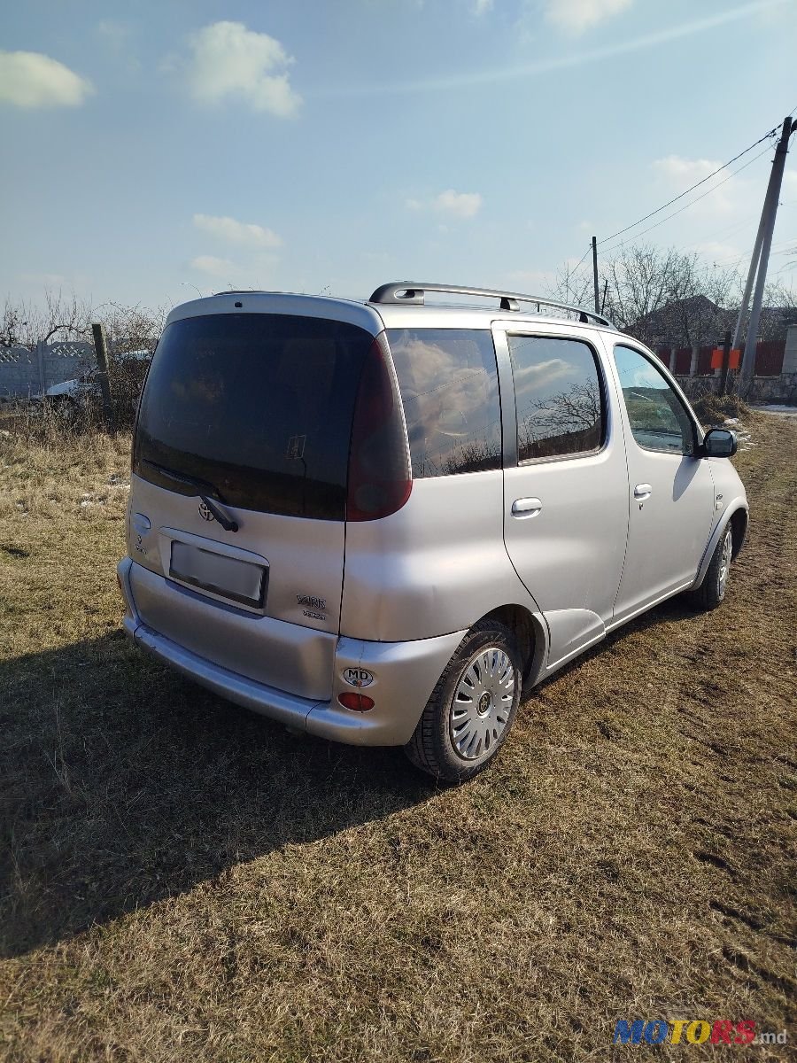 2002' Toyota Yaris Verso photo #2