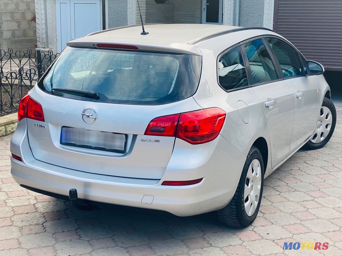 2011' Opel Astra photo #2