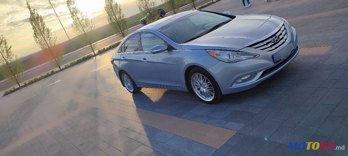 2011' Hyundai Sonata photo #2