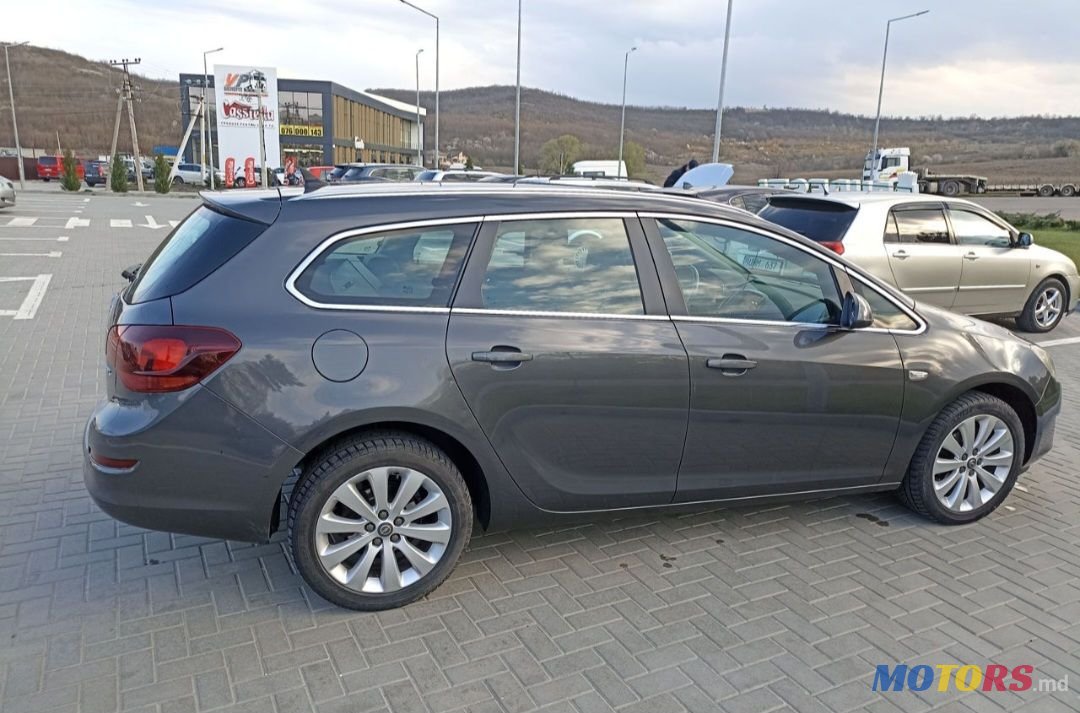 2011' Opel Astra photo #3