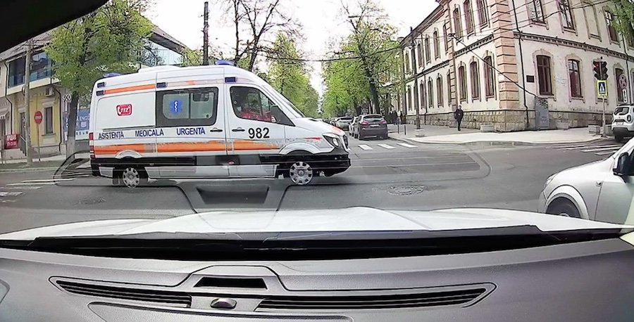 Accident cu o ambulanţă cu girofarul inclus în Chişinău, după ce maşinile de pe două benzi au oprit