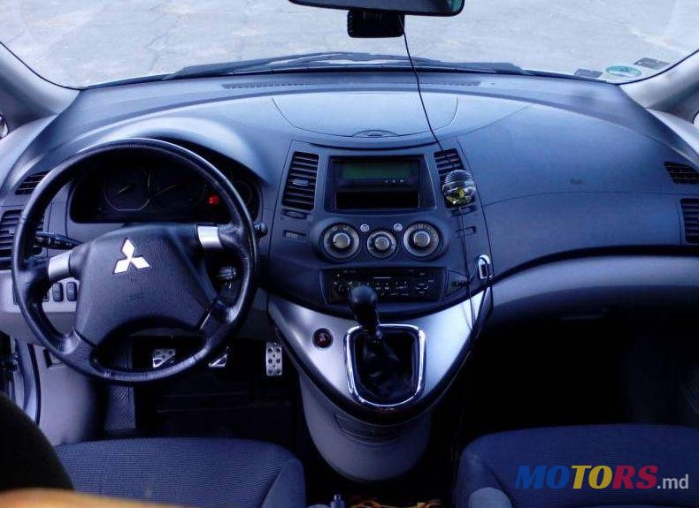 2007' Mitsubishi Grandis photo #2