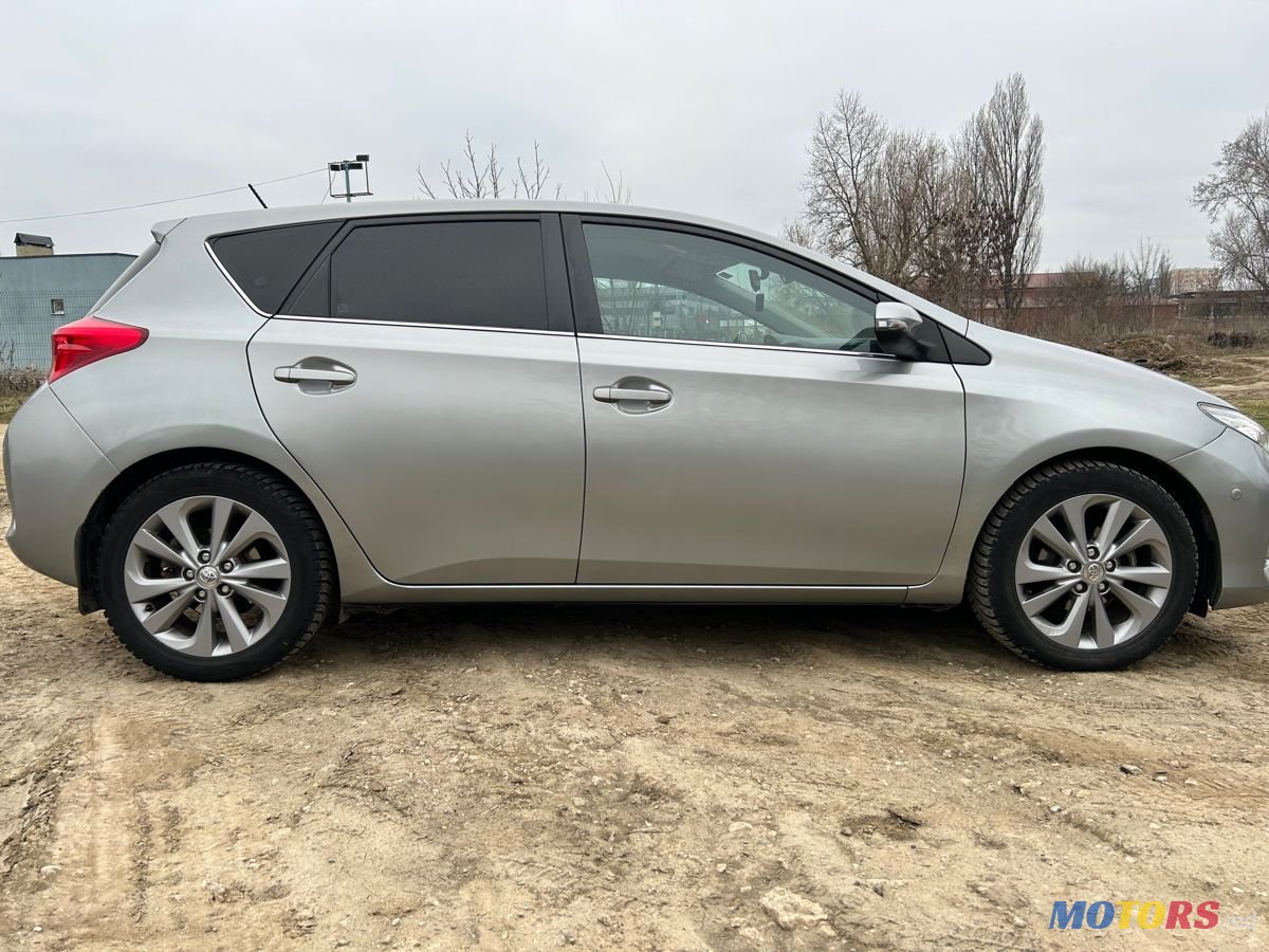 2013' Toyota Auris photo #5