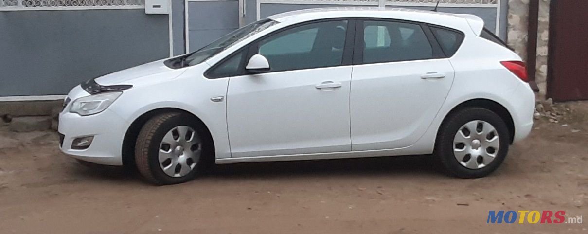 2012' Opel Astra photo #2