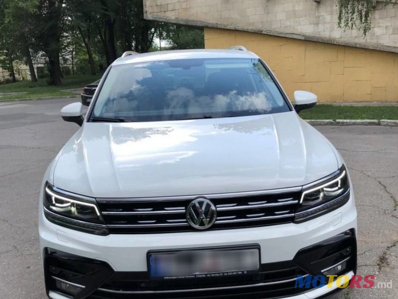 2019' Volkswagen Tiguan photo #1