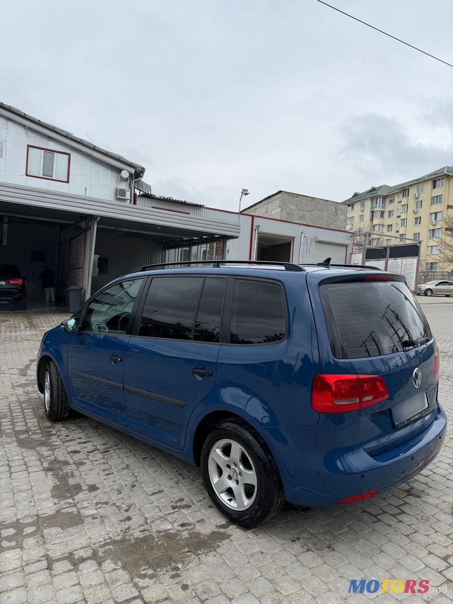 2011' Volkswagen Touran photo #3