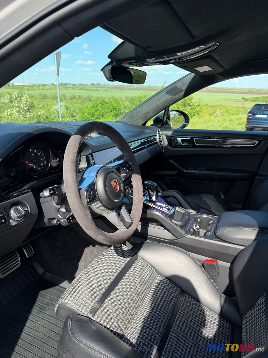 2020' Porsche Cayenne Coupe photo #6