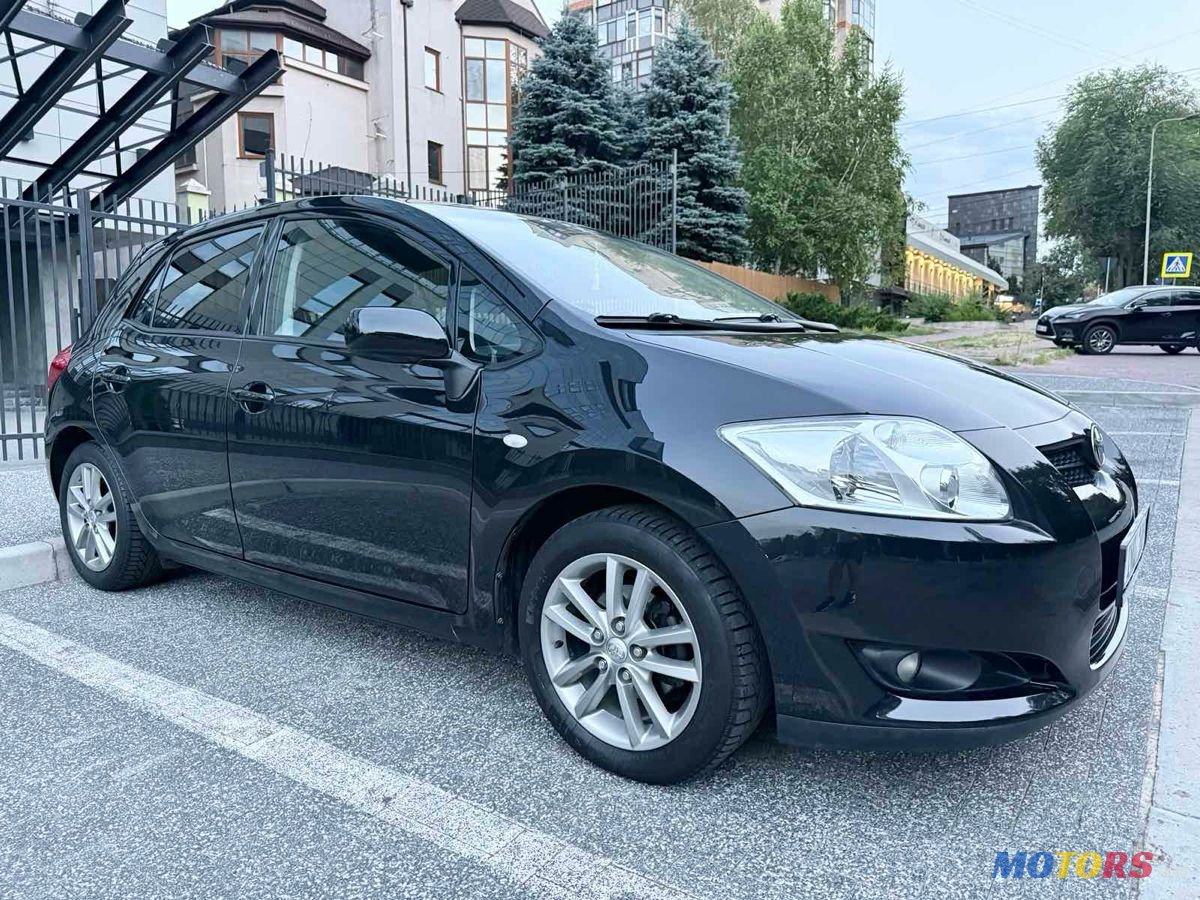 2008' Toyota Auris photo #2
