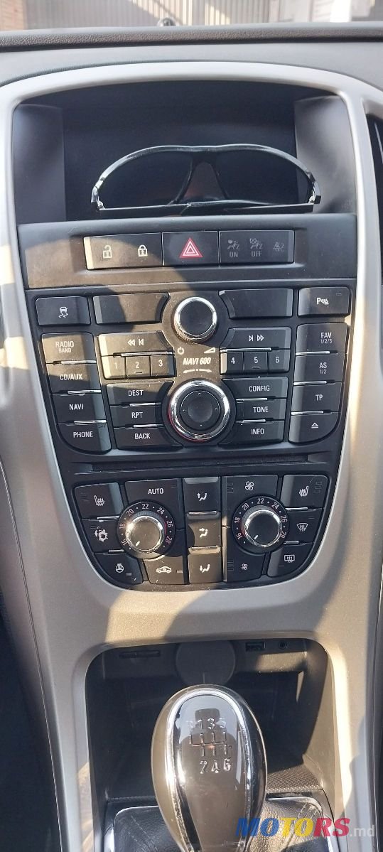 2011' Opel Astra photo #5