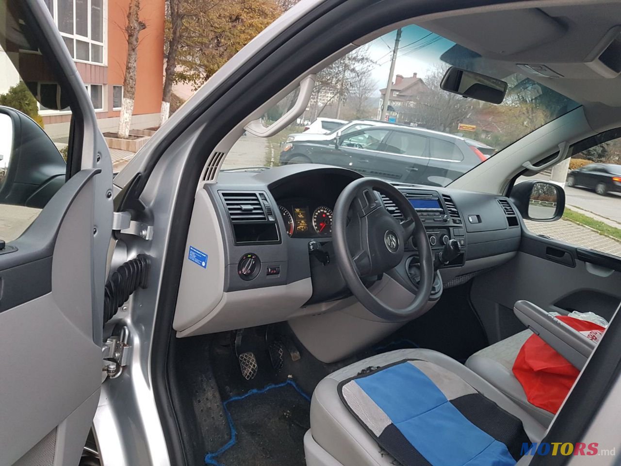 2011' Volkswagen Transporter photo #3