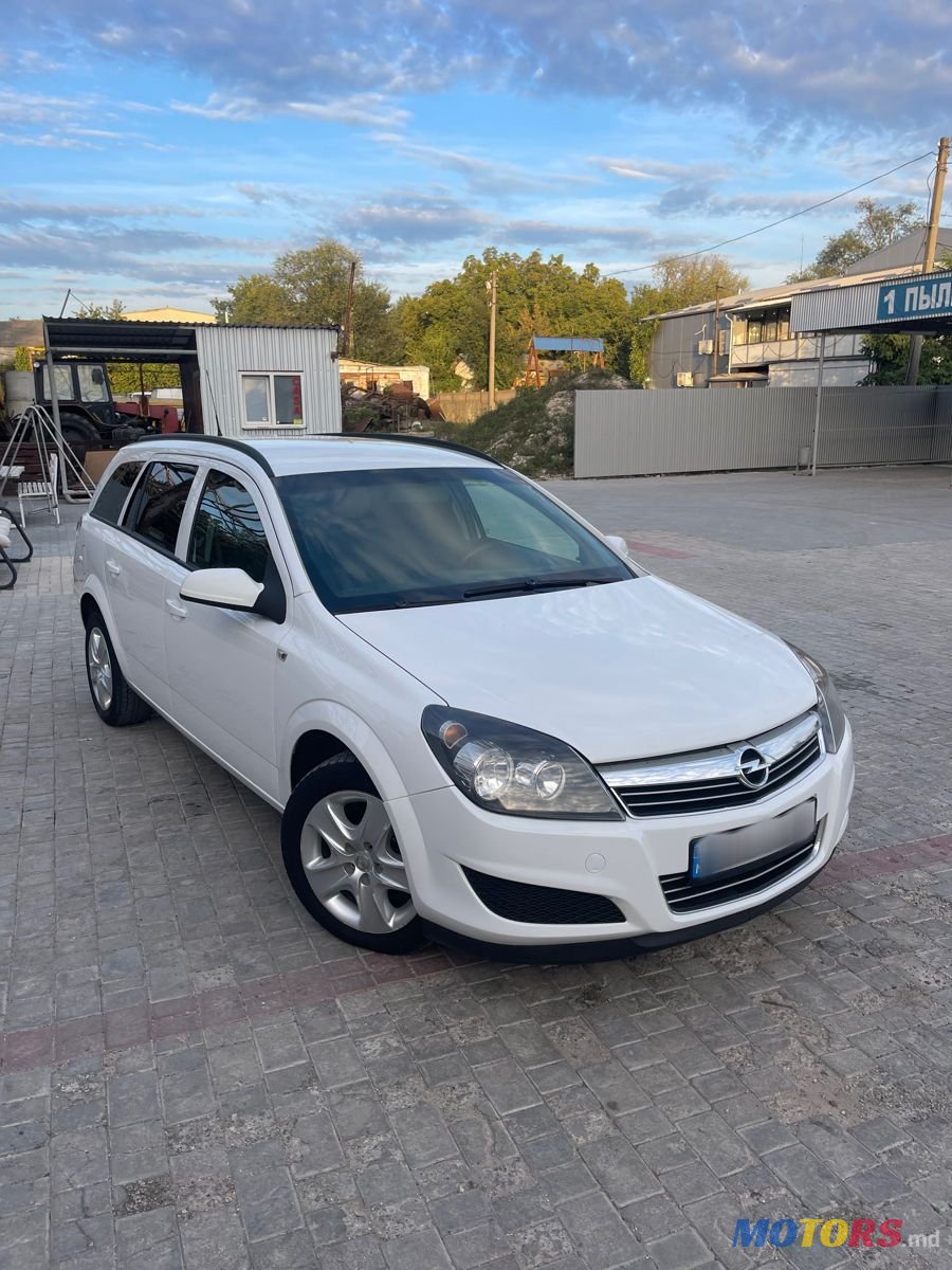 2010' Opel Astra photo #2