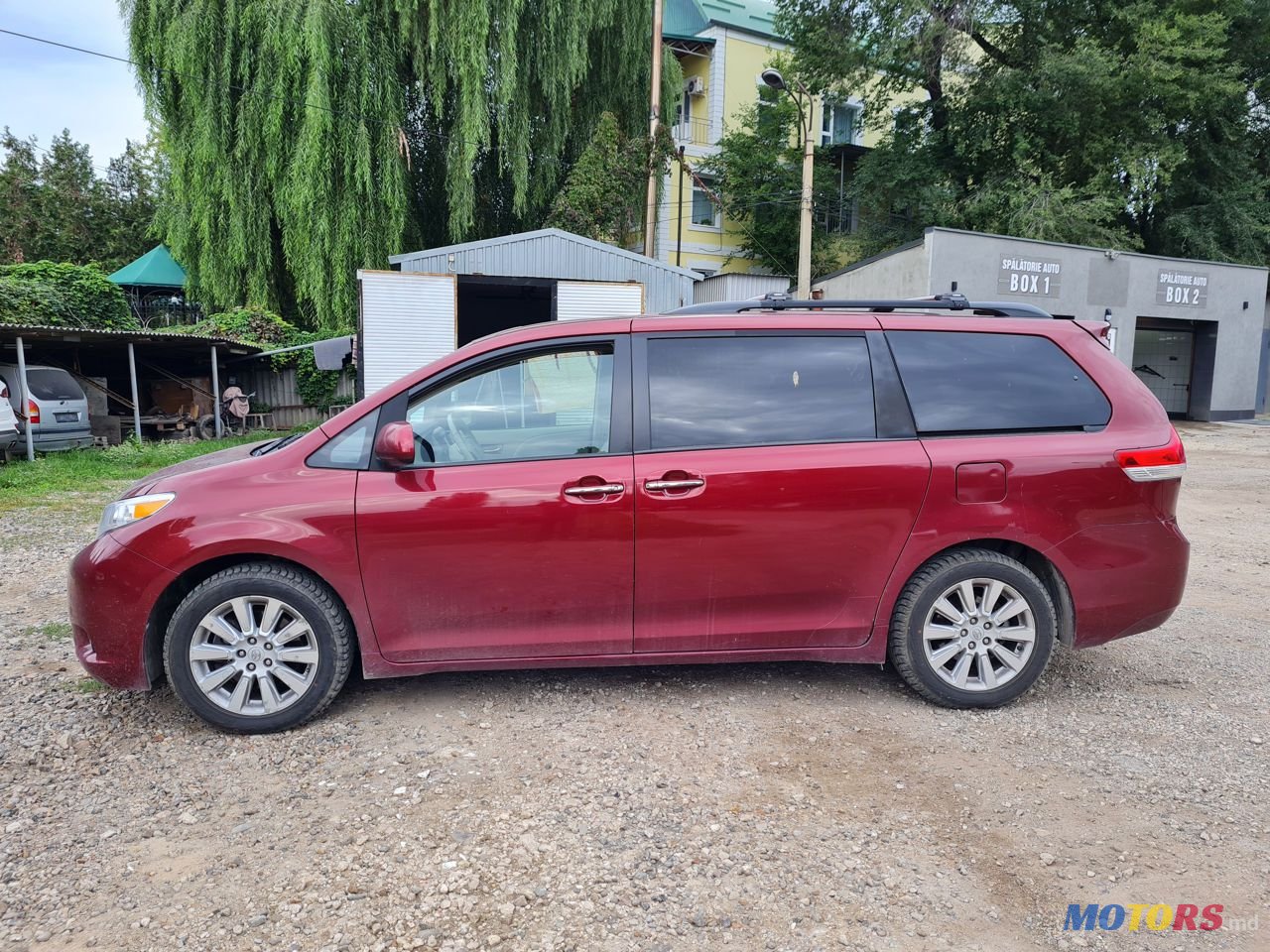 2011' Toyota Sienna photo #3