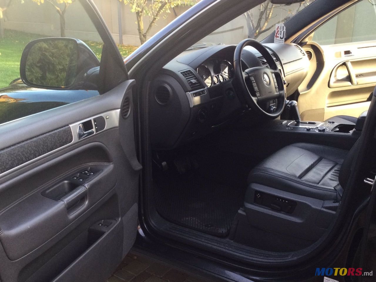 2009' Volkswagen Touareg photo #4