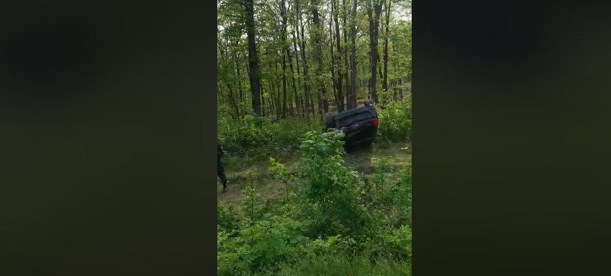 На трассе в сторону Леушен авария - спортивный Opel перелетел через парапет и приземлился в лесу