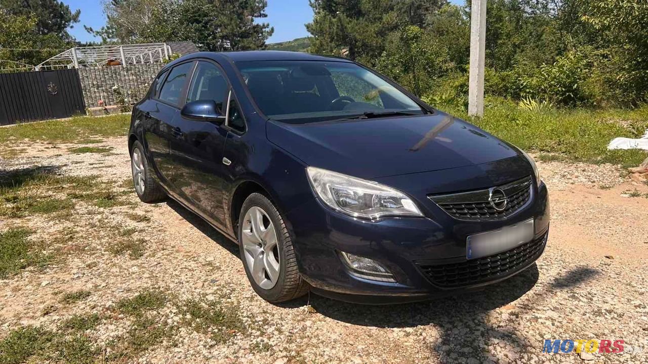 2011' Opel Astra photo #1