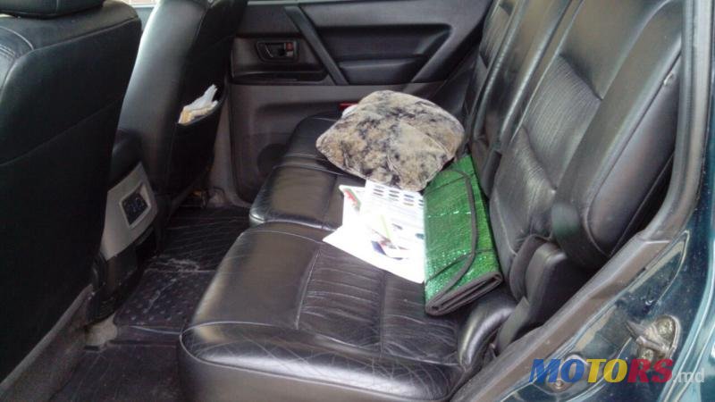 2006' Mitsubishi Pajero photo #2