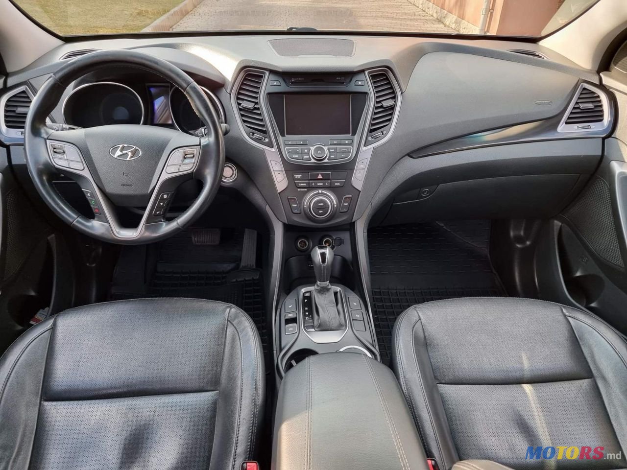 2012' Hyundai Santa Fe photo #5