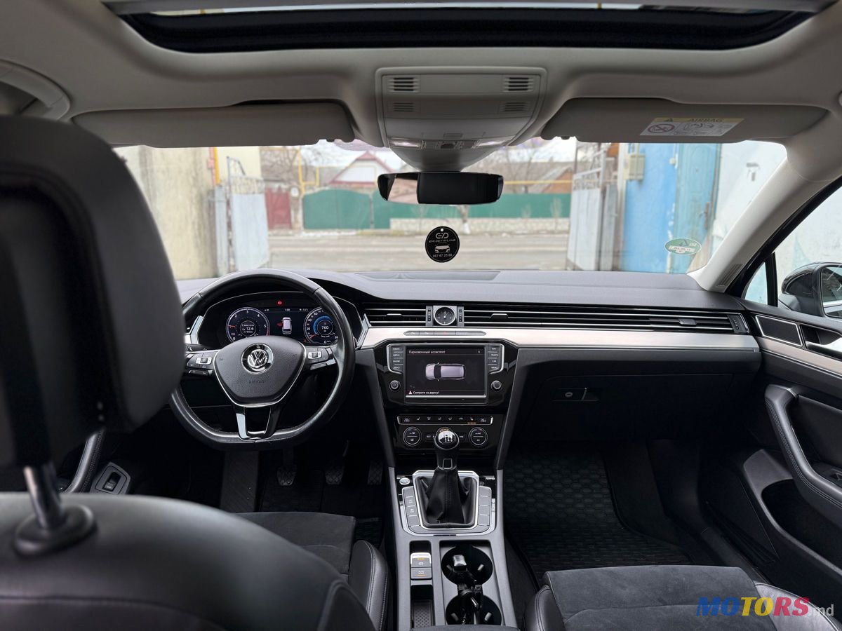 2015' Volkswagen Passat photo #5