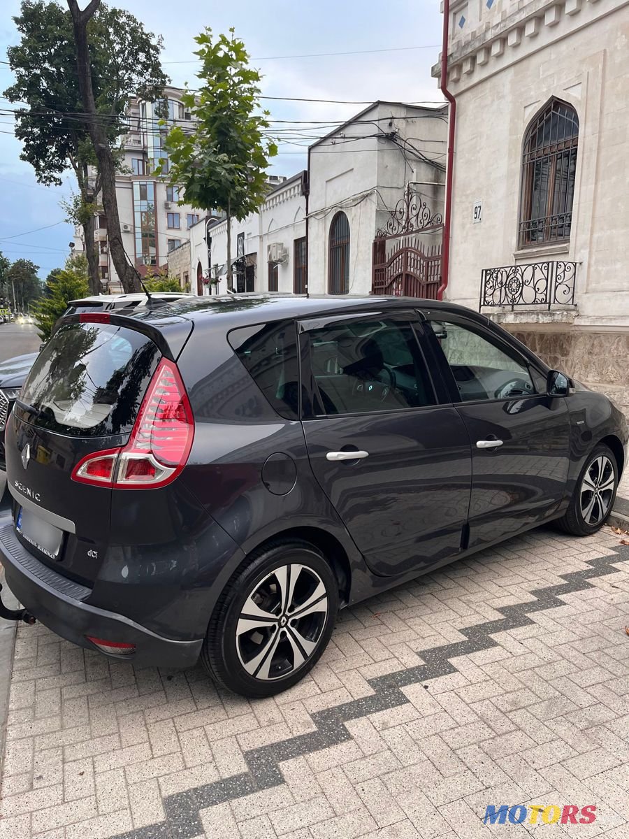 2011' Renault Scenic photo #2