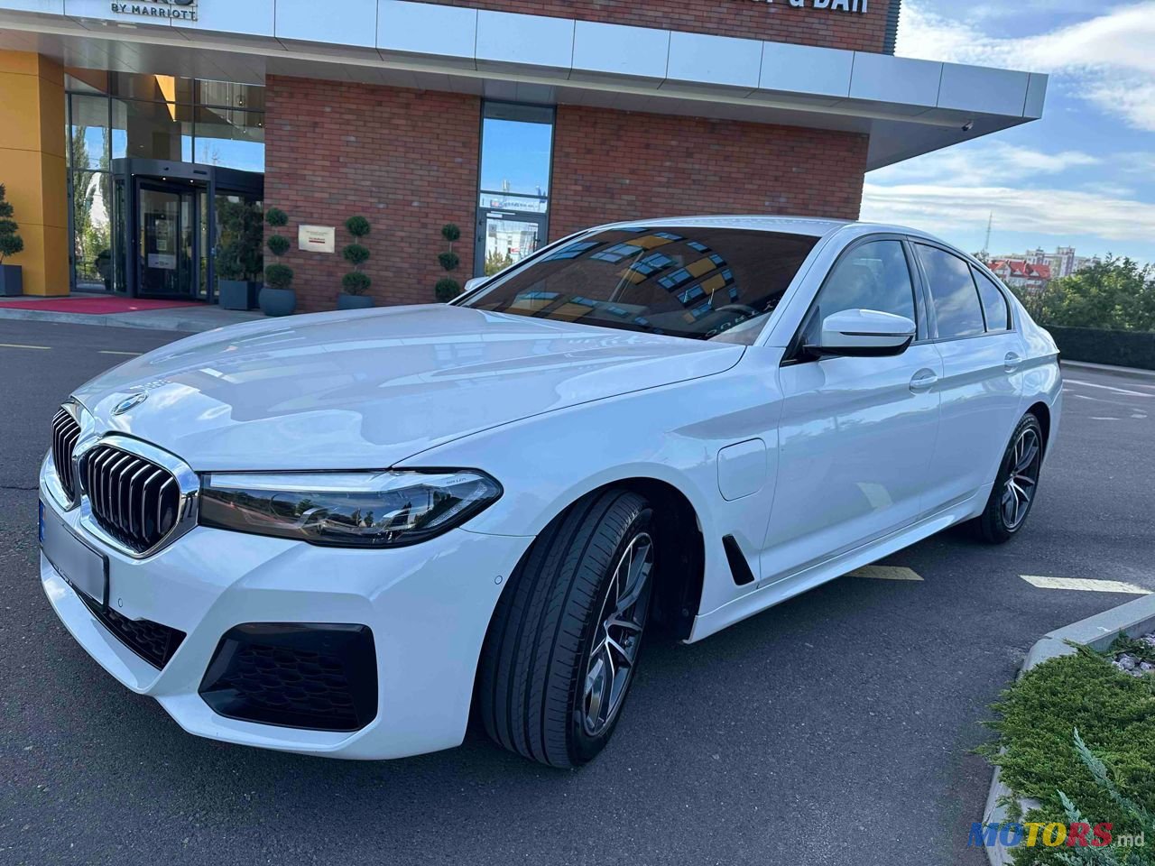 2021' BMW 5 Series photo #2