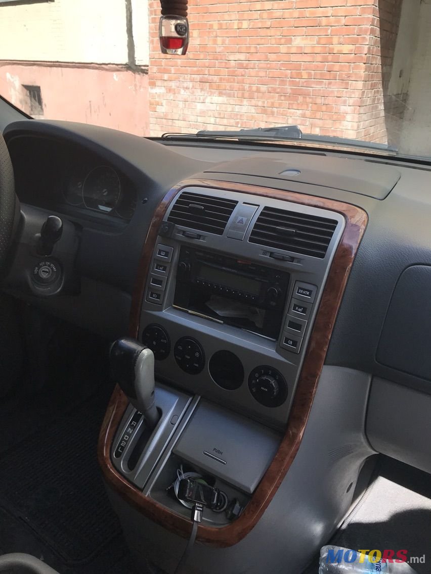 2005' Kia Carnival photo #2