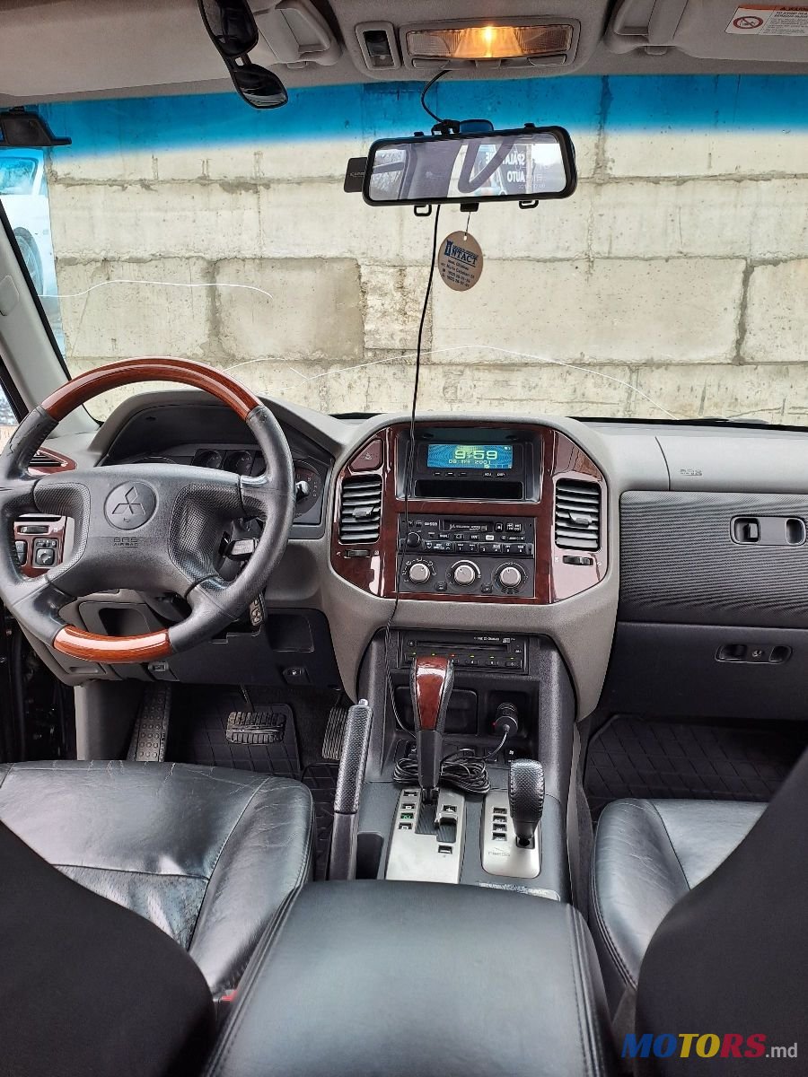 2006' Mitsubishi Pajero photo #6