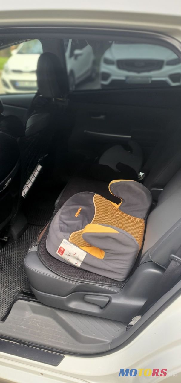 2012' Toyota Prius v photo #5